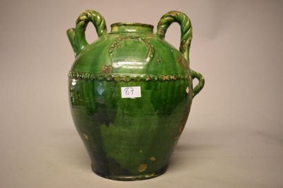 Orjol à glaçure verte et décor de colombins...