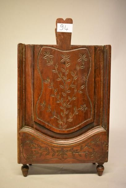 Boîte à farine à décor floral gravé. (Petite...