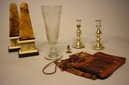 Huit pièces : Verre gravé, bougeoirs mercurés,...