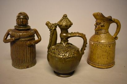 Trois poteries : Pichet anthropomorphe de...