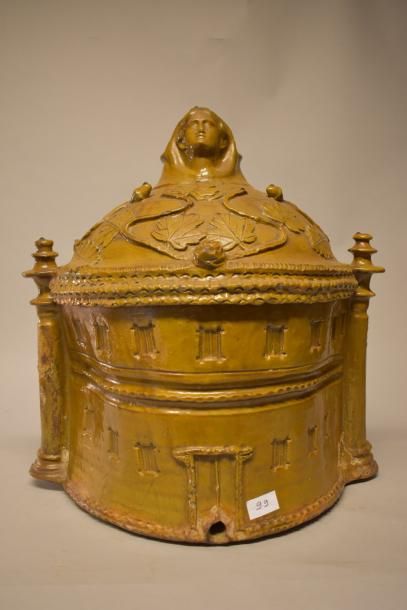 Importante fontaine à glaçure moutarde. Dans...