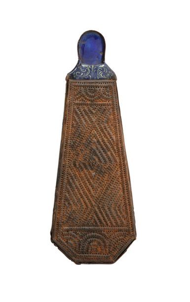 Râpe à tabac en émail peint polychrome figurant,...