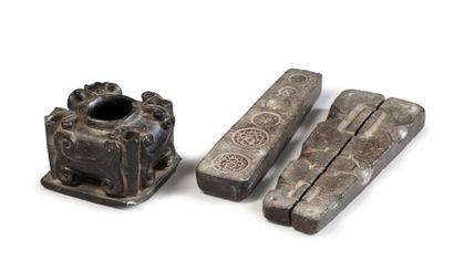 Trois objets en pierre ollaire : Un encrier...