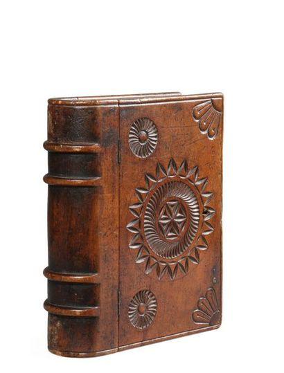 Ecritoire en forme de livre en pin cembro,...