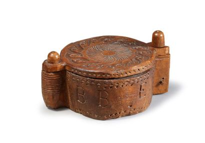 Boîte à sel en pin cembro de forme cylindrique...