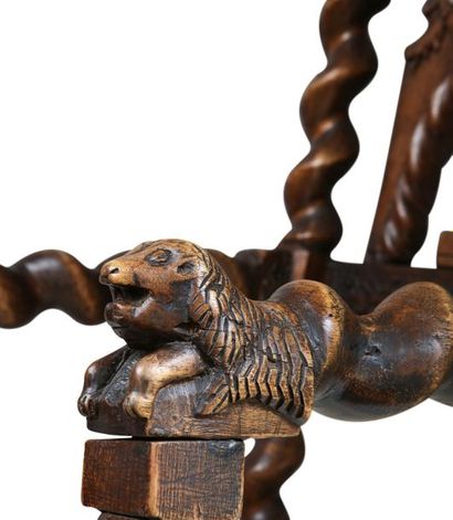 Fauteuil de style Louis XIII en noyer, dont...