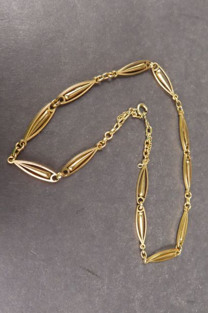 Collier en or jaune (750/1000e) formé d'une...