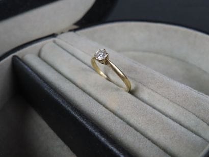 Bague en or jaune (750/1000e) ornée d'un...