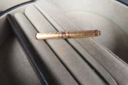 Débris de clé de montre en or jaune et acier...
