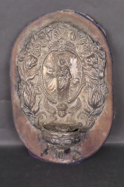 Bénitier en argent à décor de la Vierge montant...