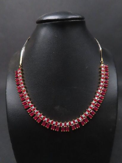 Lot de bijoux fantaisie comprenant : 5 colliers,...