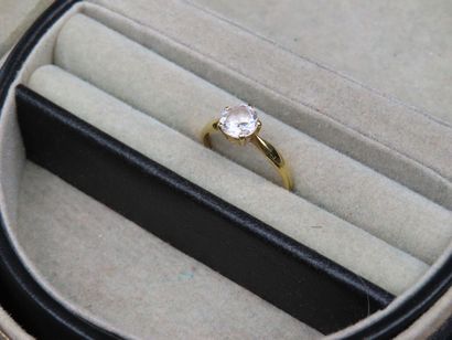 Bague en or jaune 750 millièmes ornée d'une...
