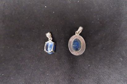 Deux pendentifs en argent de style Art Déco...