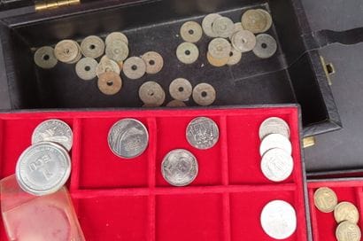 Lot de pièces dans un coffret comprenant...
