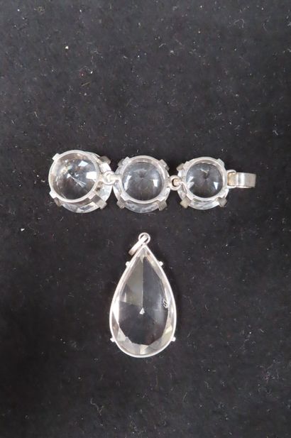 Deux pendentifs en argent, l'un avec orné...