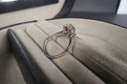 Bague en or blanc (750/1000e) ornée d'une...