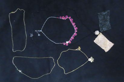 Lot fantaisie comprenant : 5 colliers et...
