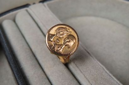 Bague en or jaune (750/1000e) ornée d'une...