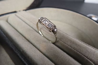 Bague en platine ornée de 5 petits diamants...