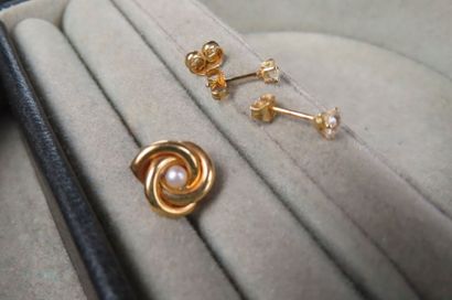 Trois clous d'oreilles en or jaune (750/1000e)...