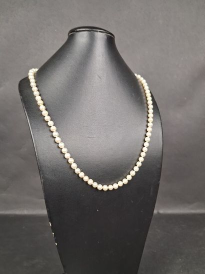 Collier de 79 perles de cultures, fermoir...