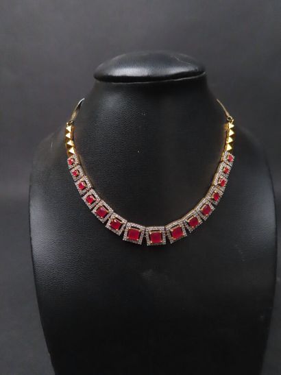 Lot de bijoux fantaisie comprenant : 5 colliers,...