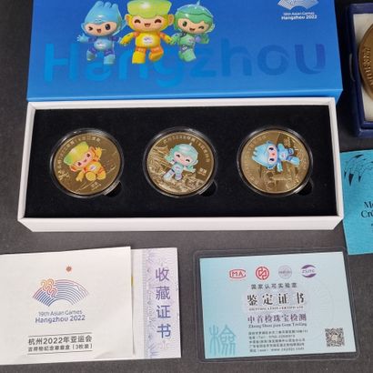 Lot comprenant : 3 médailles Jeux Asiatiques...