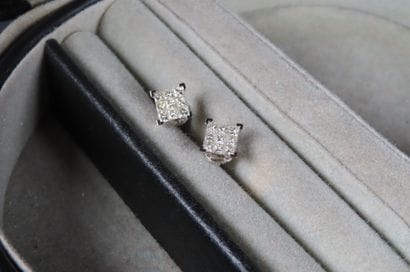 DIAMANTI. Paire de clous d'oreilles en or...