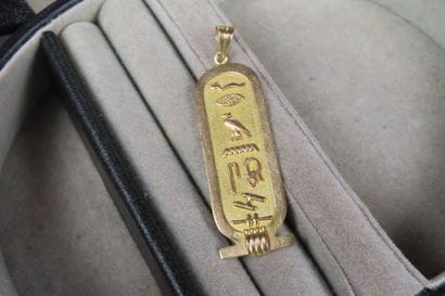 Pendentif égyptien en or jaune (750/1000e)...
