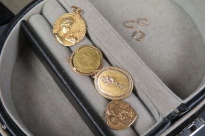 Lot en or jaune (750/1000e) comprenant 4...