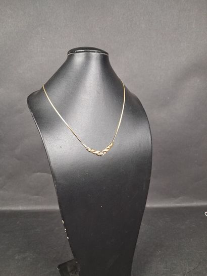 Collier en or jaune (750/1000) partie pendentif...