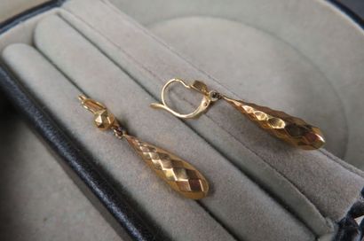 Paire de pendants d'oreilles en or jaune...