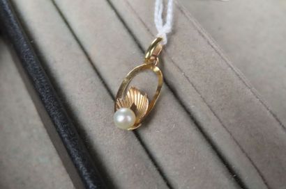 Pendentif en or jaune (750/1000e) orné d'une...