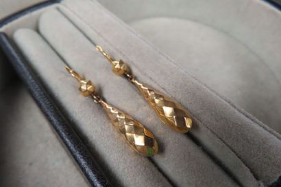 Paire de pendants d'oreilles en or jaune...