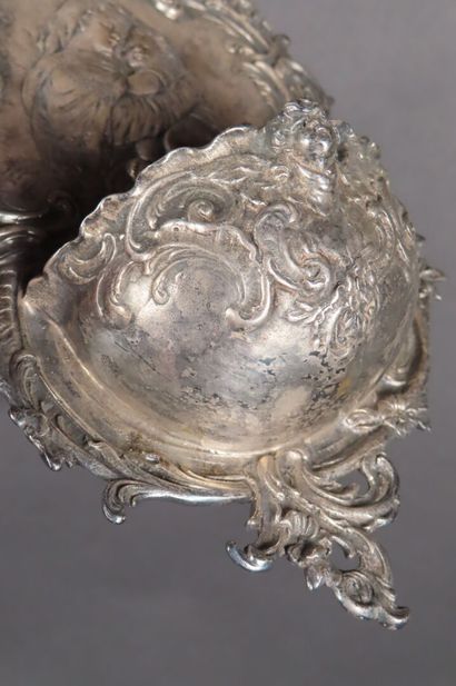Bénitier en argent à décor d'une Vierge à...