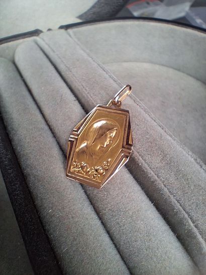 Médaille religieuse hexagonale en or jaune...