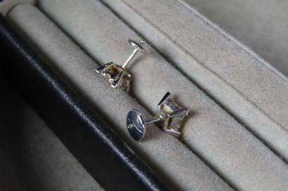 DIAMANTI. Paire de clous d'oreilles en or...