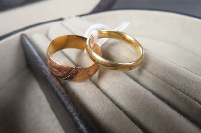 Deux anneaux en or jaune (750/1000e), l'un...