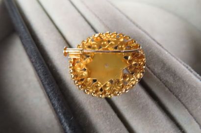 Broche circulaire en or jaune (750/1000e)...