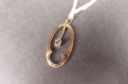Pendentif ovale ajourée en or jaune 14K (585/1000e)...