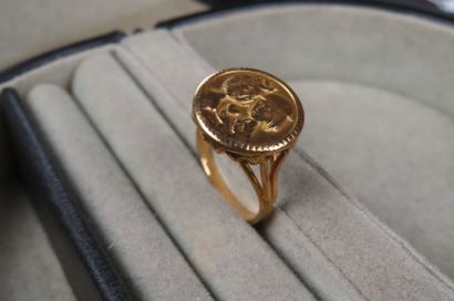 Bague en or jaune (750/1000e) ornée d'une...