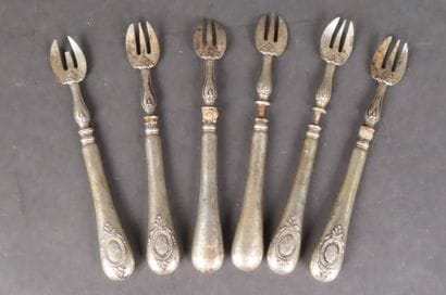 Suite de 6 fourchettes à huîtres, manches...