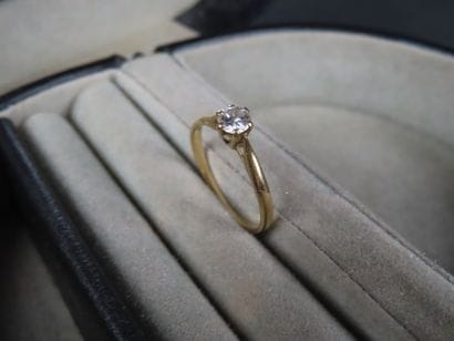 Bague en or jaune (750/1000e) ornée d'un...