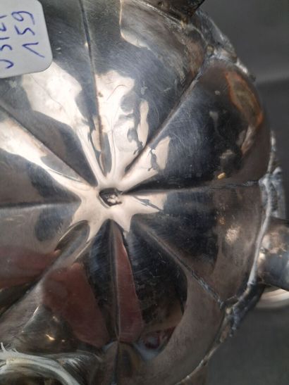 Cafetière en argent à panse godronnée, fretel...