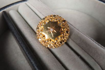 Broche circulaire en or jaune (750/1000e)...