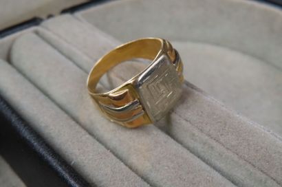 Chevalière en or jaune et blanc (750/1000e)...