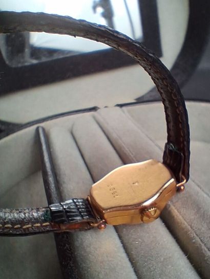 ELGE. Montre de dame, boîtier rond en or...