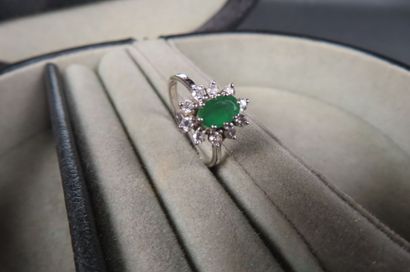 Bague en or blanc (750/1000e) ornée d'une...