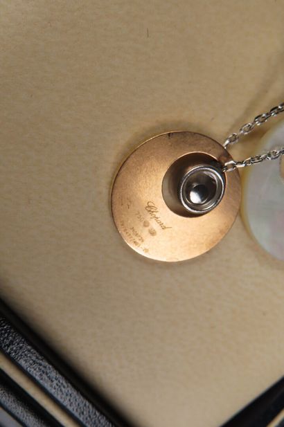 CHOPARD. Pendentif en or gris et rose (750/1000e),...