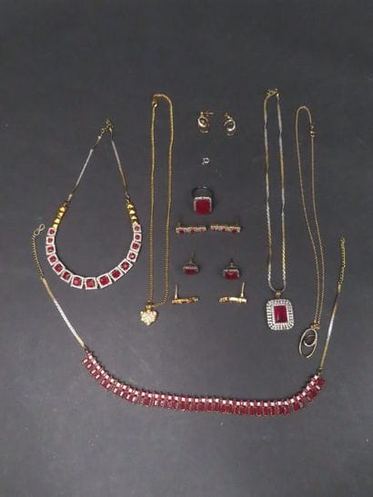 Lot de bijoux fantaisie comprenant : 5 colliers,...